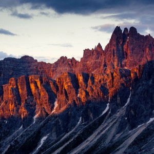 coucher de soleil sur les dolomites lors d'un trek