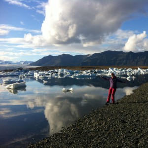 lac avec des icebergs en trekking en Islande